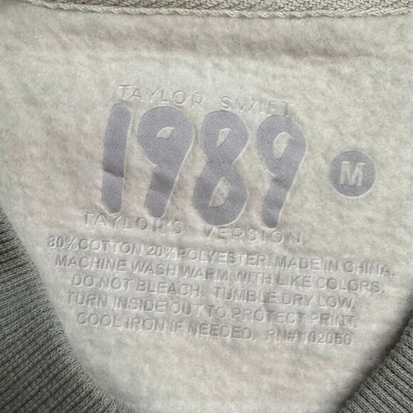 NEW Taylor Swift 1989 Sweatshirt size Medium Welcome to New York Pullover Fleece - Picture 7 of 7